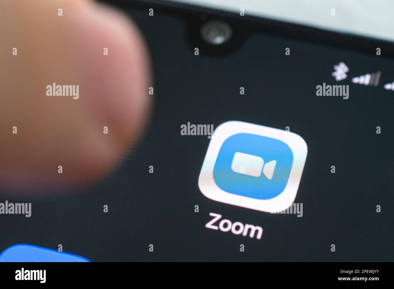 17 febbraio 2021, Barnaul, Russia: Immagine macro di fare clic sull'icona dello zoom sullo schermo Foto Stock
