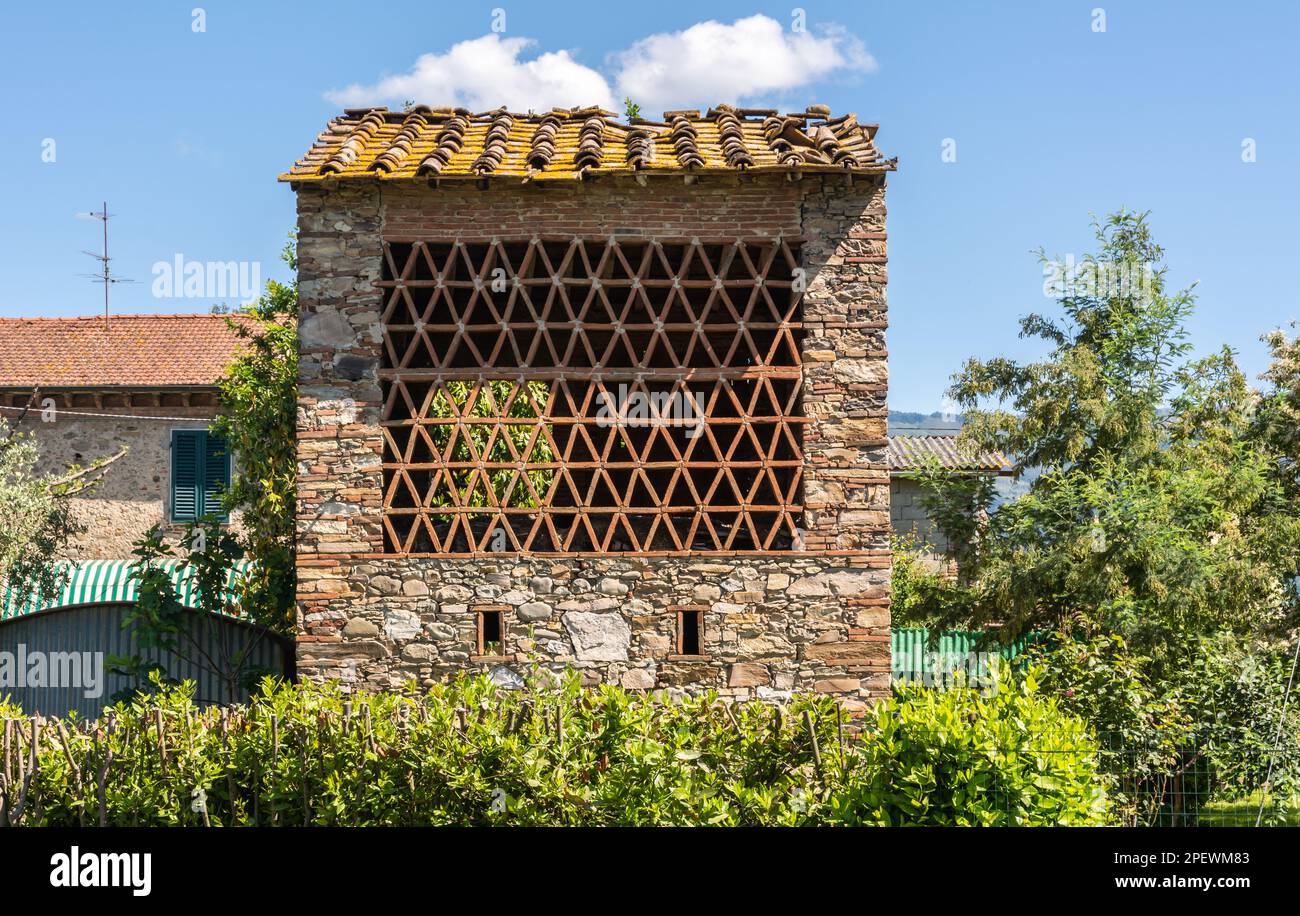Fienile in mattoni a graticcio in Toscana, nei pressi di Capannori, Lucca, Italia con finestra in mattonelle a spina di pesce. PARETI IN COTTO GRATICT Foto Stock