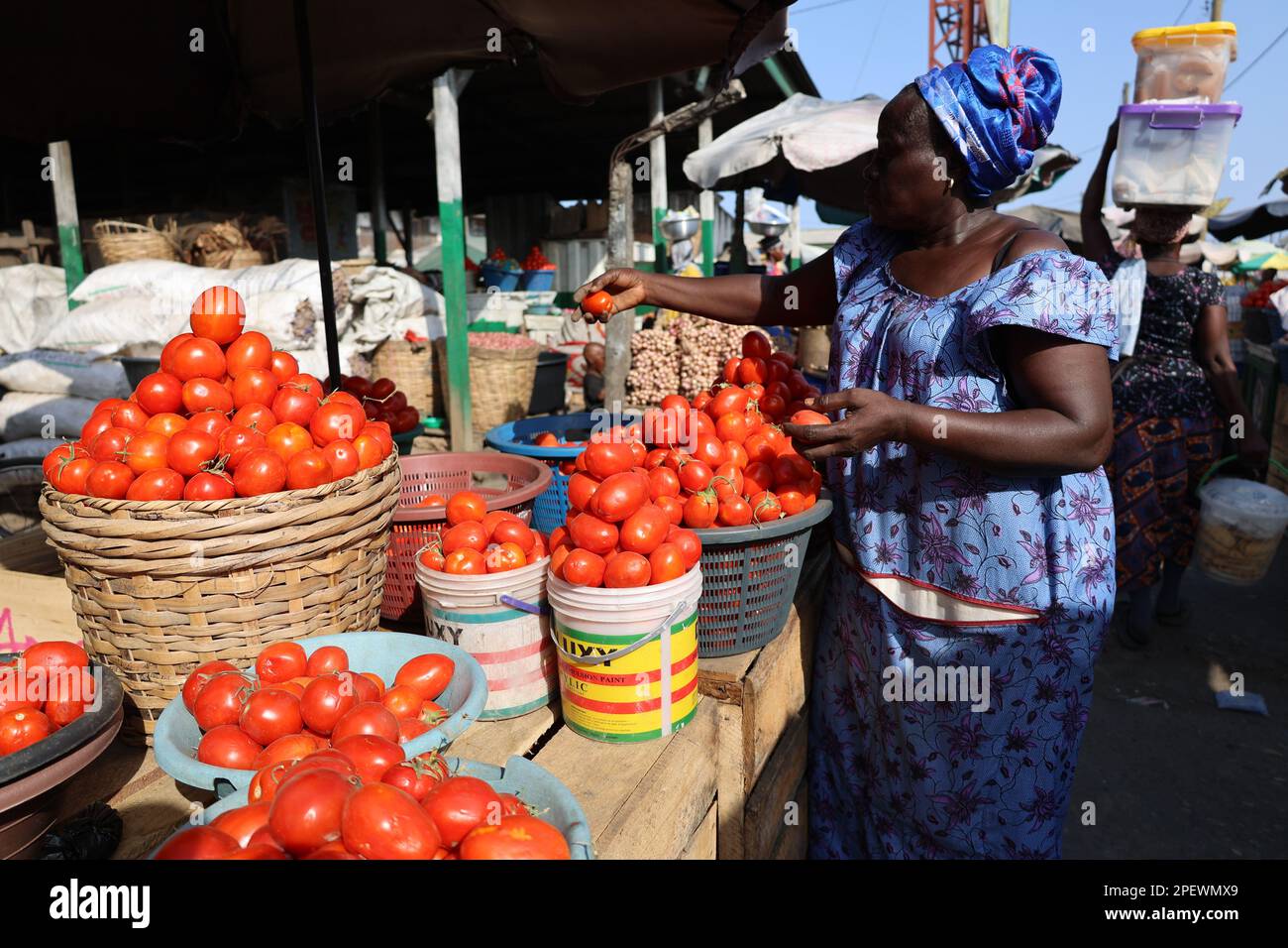 Accra, Ghana. 15th Mar, 2023. Un venditore vende cibo in un mercato in Accra, capitale del Ghana, 15 marzo 2023. Il Ghana ha registrato un tasso di inflazione del 52,8 per cento a febbraio, il secondo calo dritto del tasso da maggio 2021 dopo un calo nel mese di gennaio. Credit: Notizie dal vivo di Seth/Xinhua/Alamy Foto Stock