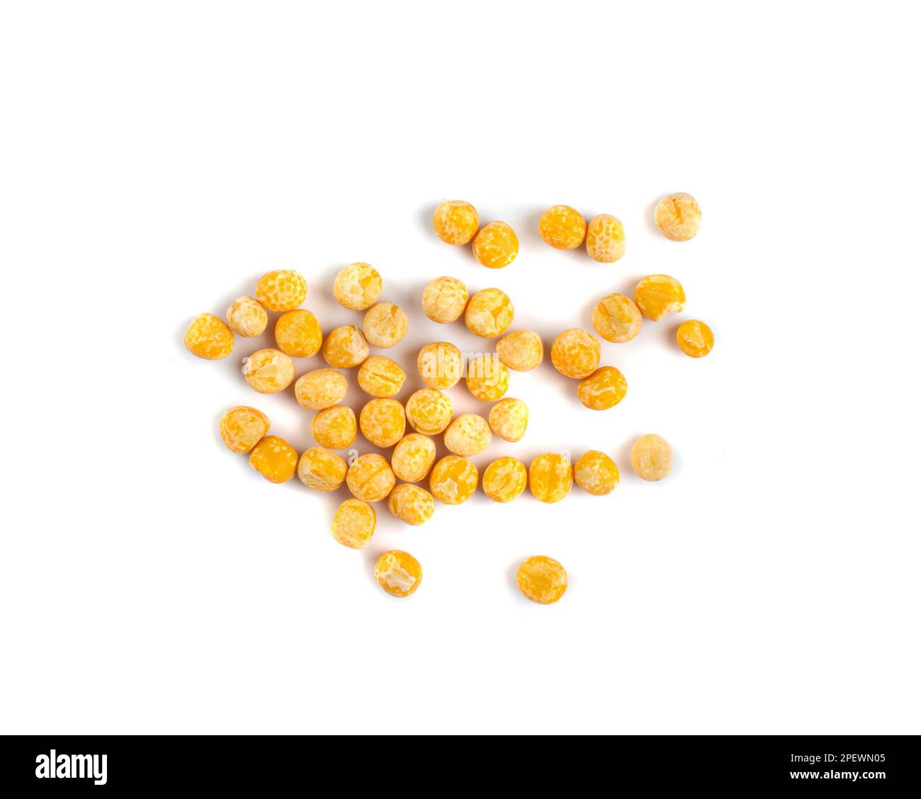 Piselli gialli secchi isolati, pile intere, legume grezzo, fonte proteica, cibo vegano sano, Piselli gialli secchi su sfondo bianco Foto Stock