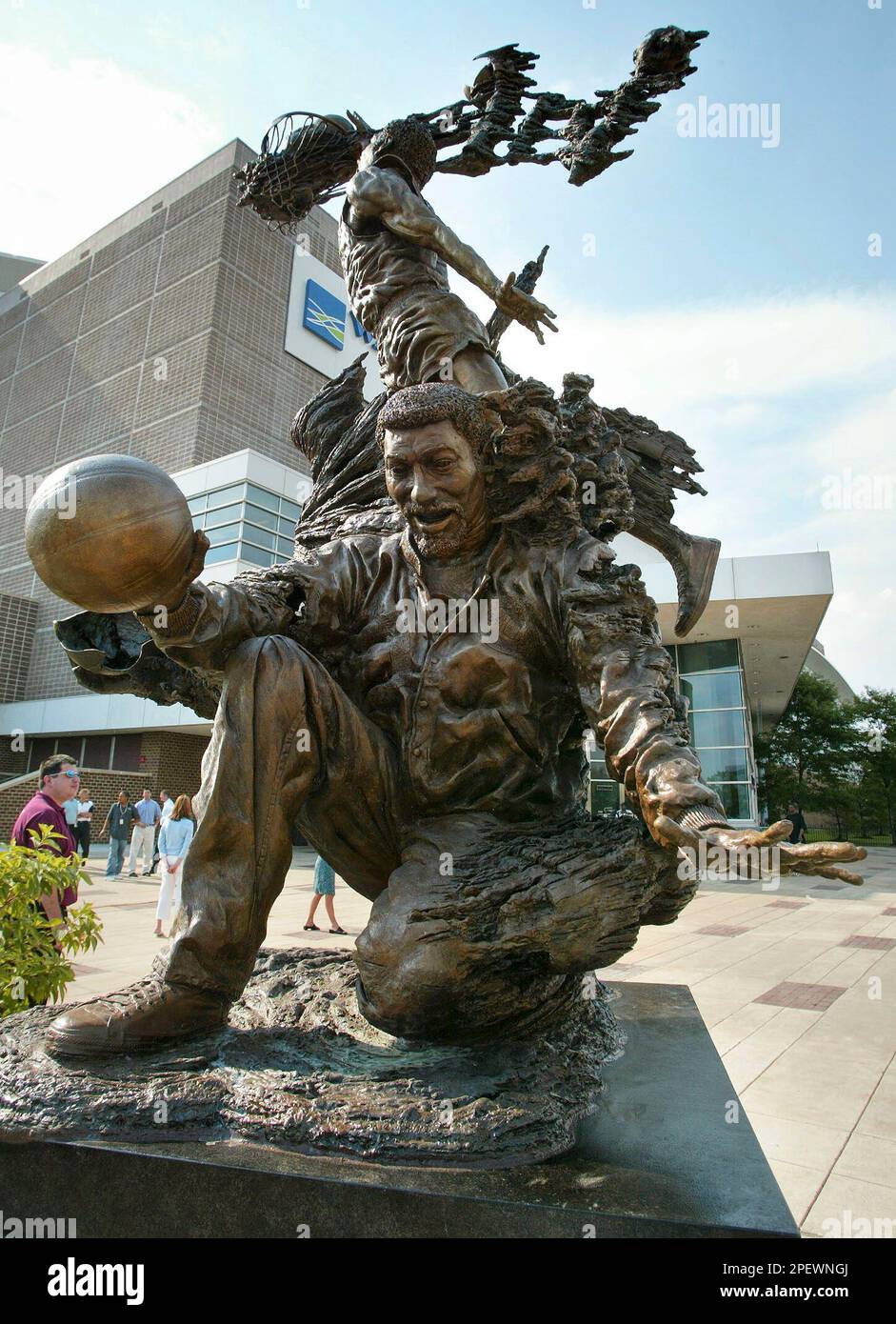 A new memorial sculpture depicting one of Philadelphia's greatest sports heroes, Wilt Chamberlain, is shown after its unveiling Monday, June 28, 2004, in Philadelphia. The statue, standing 18 feet tall and weighing close to three tons, was cast in bronze in Lancaster, Pa. The base of the statue contains the quote "The worth of a man is measured by the size of his heart," which sums up Chamberlain's life. (AP Photo/George Widman) Foto Stock