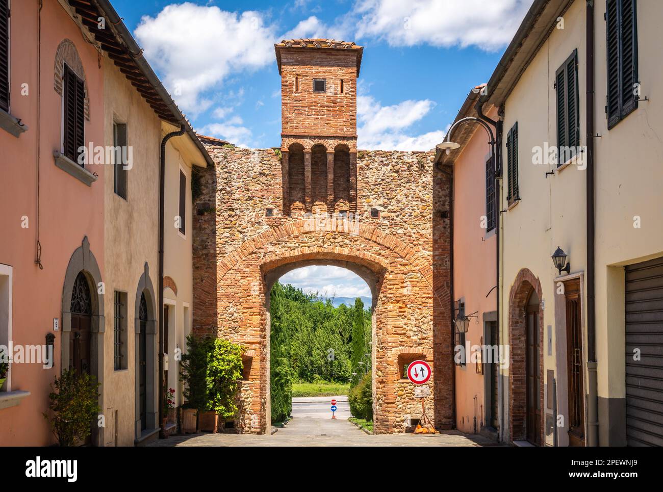 La porta del borgo medievale di Altopascio (porta Mariani) - Lucca, Toscana - sul percorso della Via Francigena a Roma Foto Stock