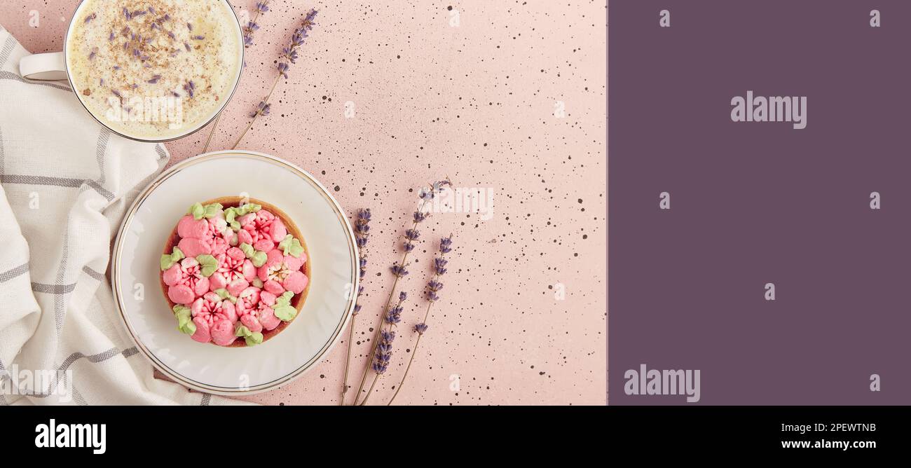 Estate caffè raf lavanda estetica con fiori e piatto da dessert floreale. Banner molto ampio, spazio di copia Foto Stock