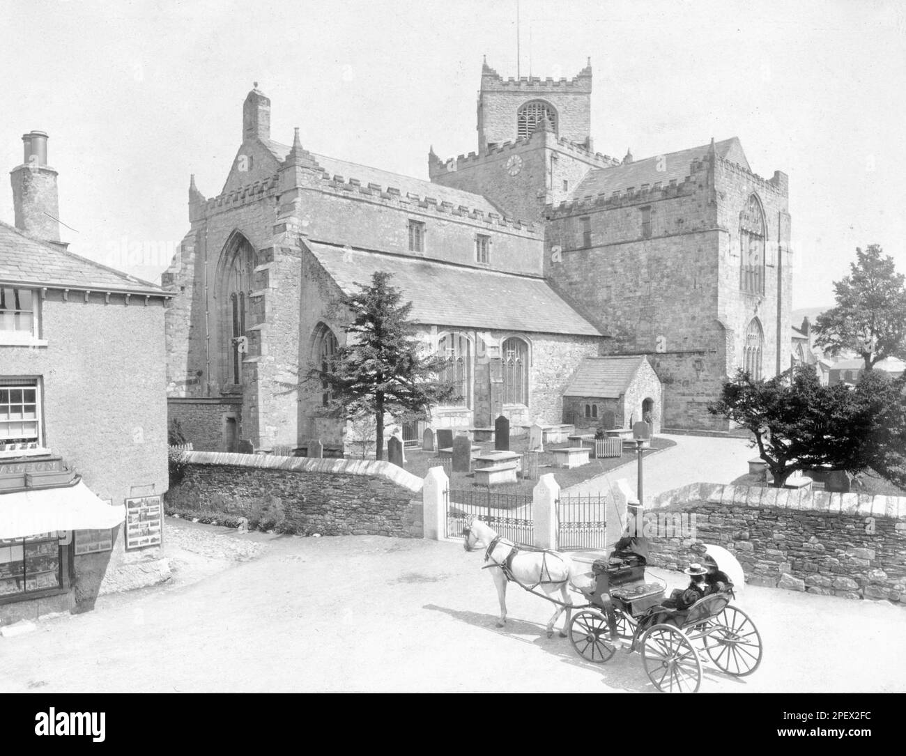 Vista della chiesa di Cartmel con un cavallo e una carrozza in primo piano - 1899 Foto Stock