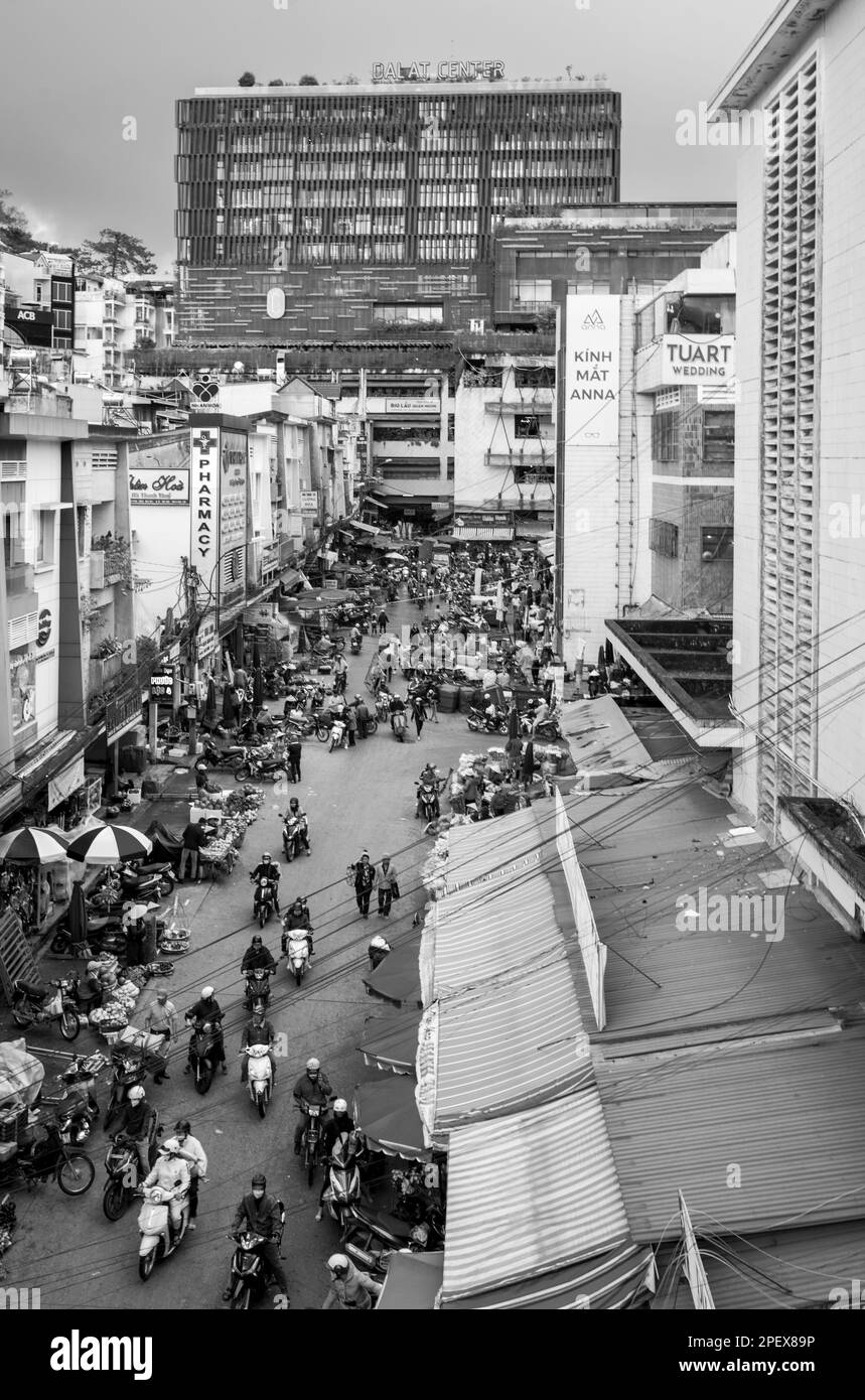 Una vista aerea di una trafficata strada laterale affollata con gli acquirenti al mercato di Dalat, Vietnam. Foto Stock