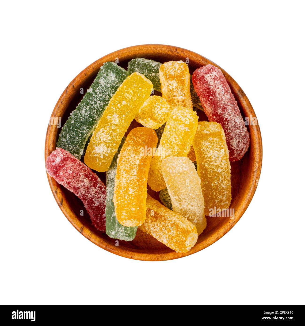Gummy Candy pile in ciotola di legno isolato, masticando colorati bastoncini di marmellata, Jelly French Fries Heap, caramelle di gelatina su sfondo bianco Vista dall'alto Foto Stock