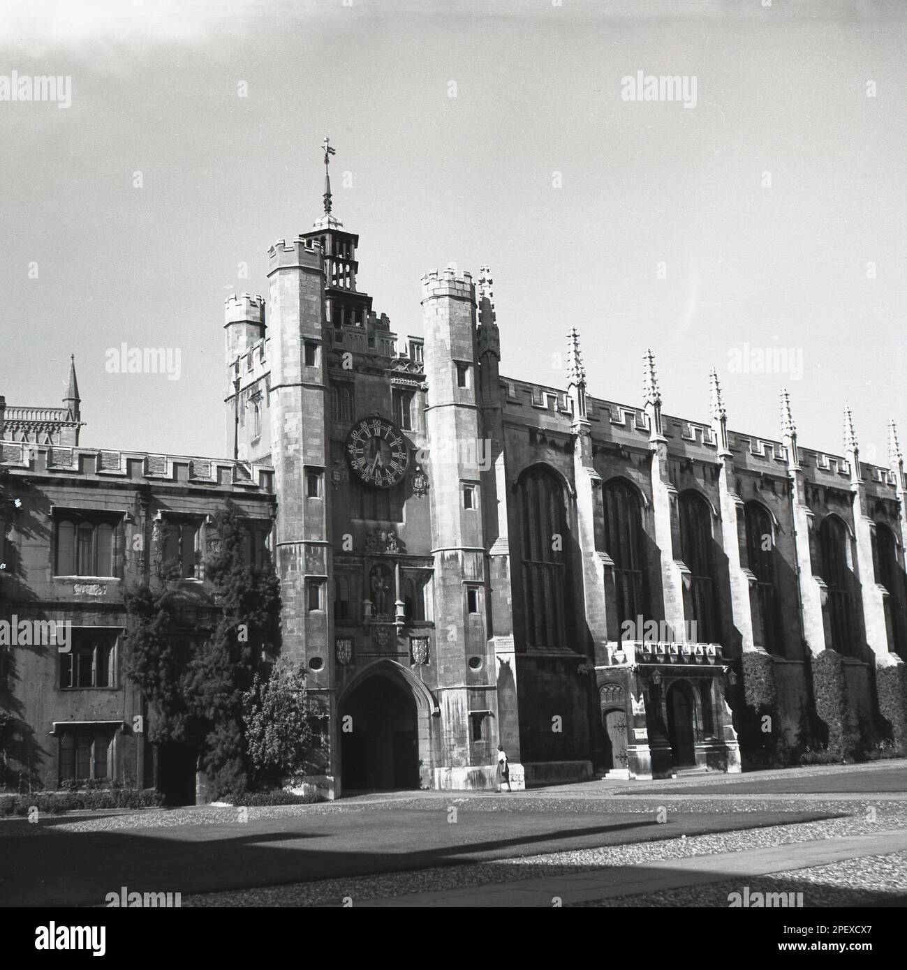 1955, vista storica da questa epoca dell'esterno della Trinity College Chapel, Cambridge University, Inghilterra, Regno Unito. In stile Tudor-gotico, l'edificio risale al 1857. Foto Stock