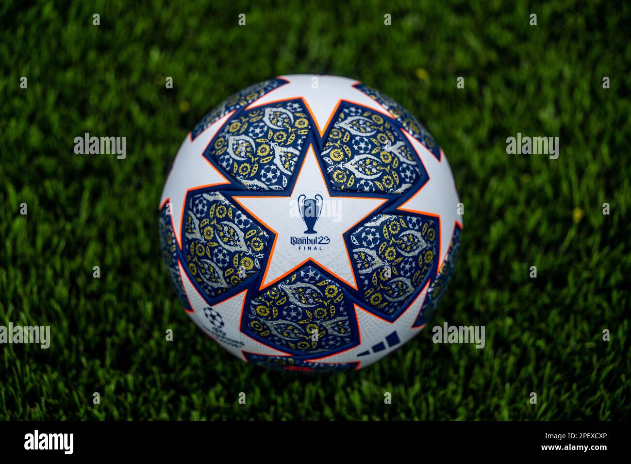 Primo piano di Adidas UEFA Champions League Final Football Istanbul 2023 2024 Foto Stock