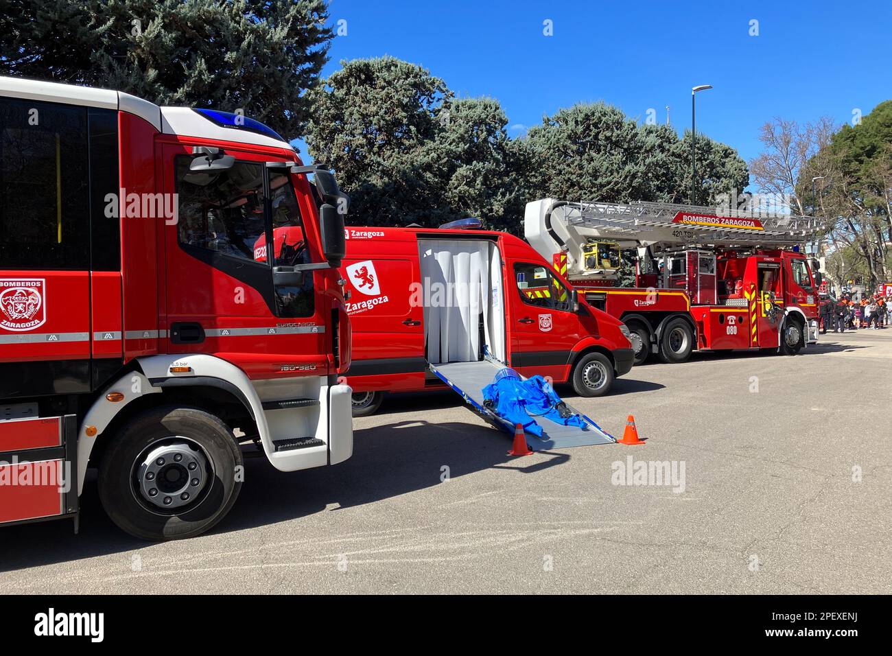 Dimostrazioni all'aria aperta di vigili del fuoco e operatori di emergenza nel Parco Labordeta, Saragozza, Spagna Foto Stock