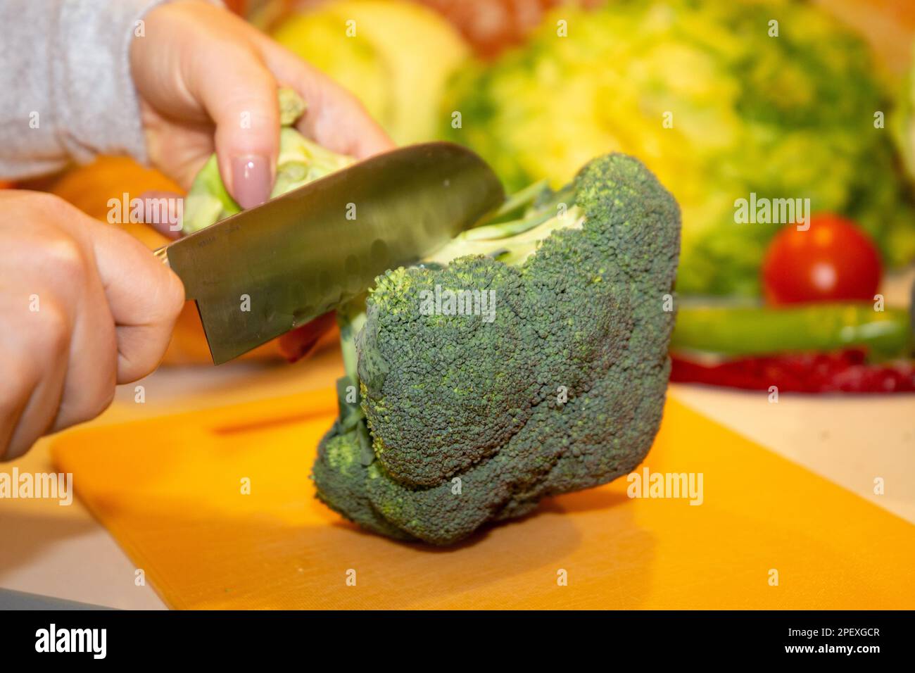 Cottura vegana: Primo piano del taglio dei broccoli Foto Stock
