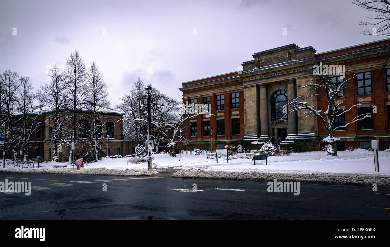 Edificio Ralph M. Medjuck (edificio H) la casa della Scuola di architettura sul campus Sexton della Dalhousie University nel periodo invernale Foto Stock