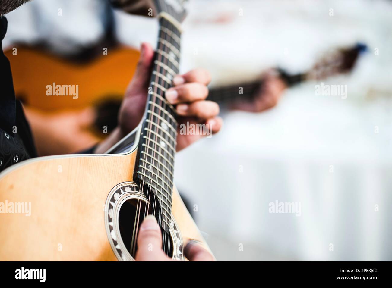 Primo piano della chitarra di un uomo che suona la musica tradizionale portoghese chiamata fado Foto Stock