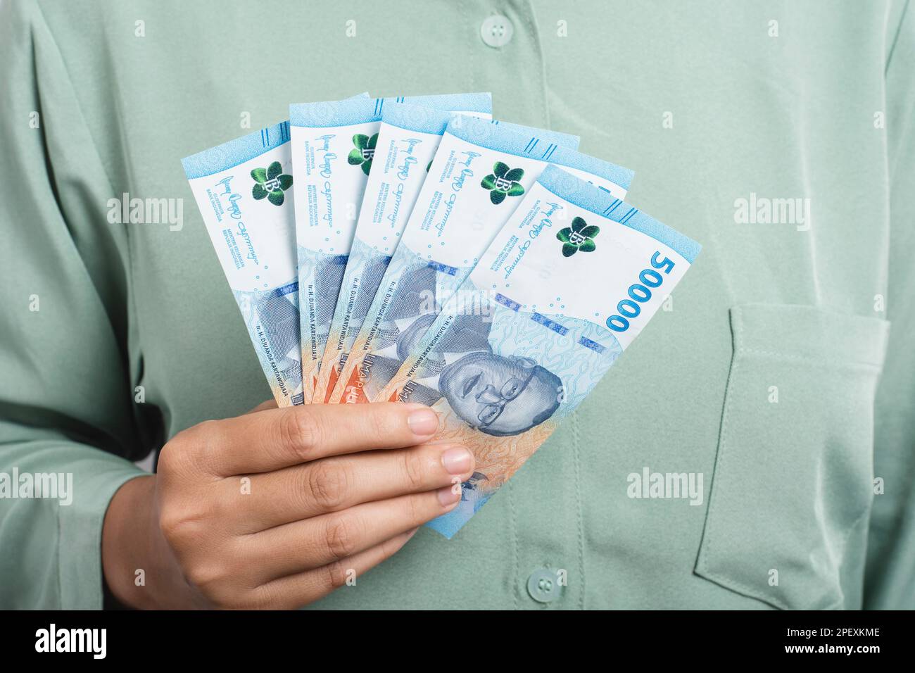 Cinquantamila soldi di rupiah (Rp. 50,000 Lima puluh ribu rupiah), concetto indonesiano di pagamento di contanti di valuta. Foto Stock