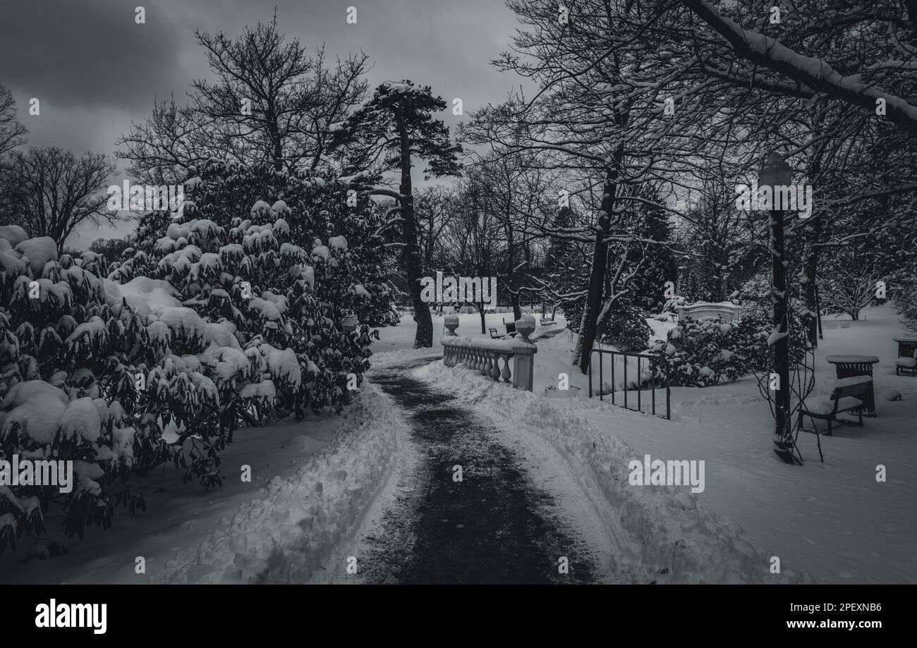 Sentiero coperto di neve che conduce ai giardini pubblici ponte sud Halifax Public Gardens National Historic Site of Canada Foto Stock