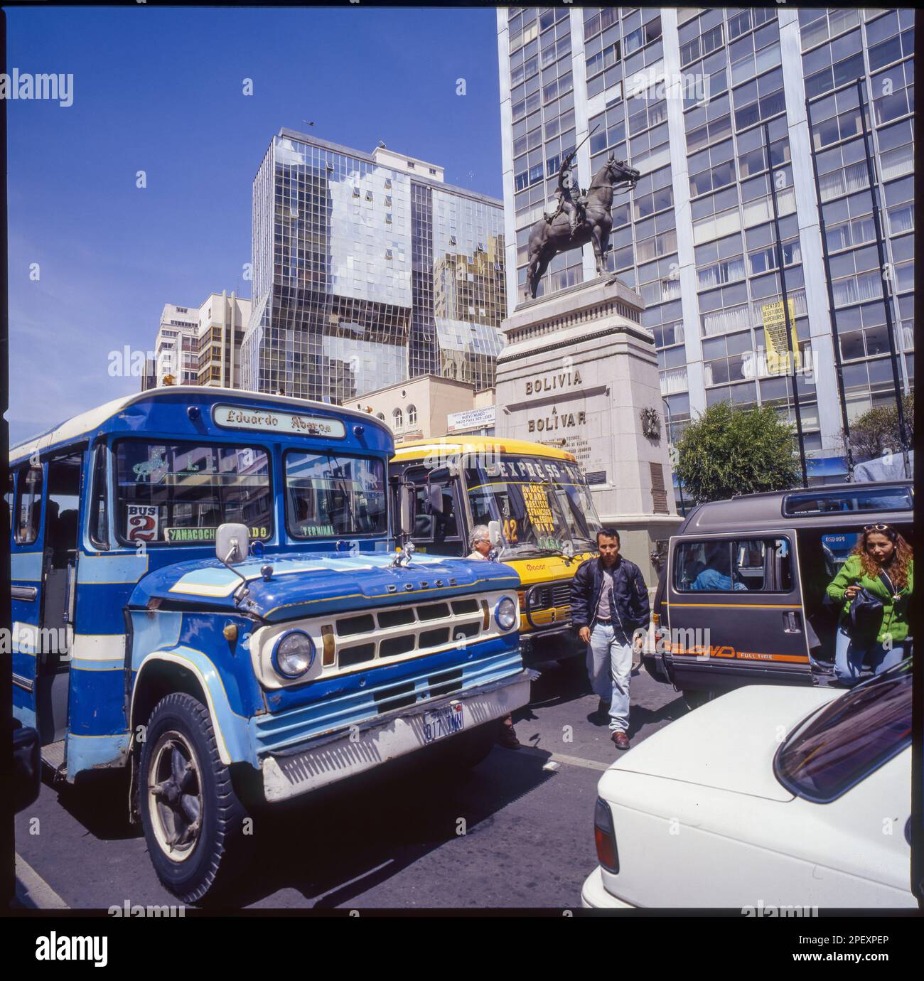 Boilivia, la Paz, il centro e quartiere finanziario della capitale con una statua di Simon Bolivar. Foto Stock