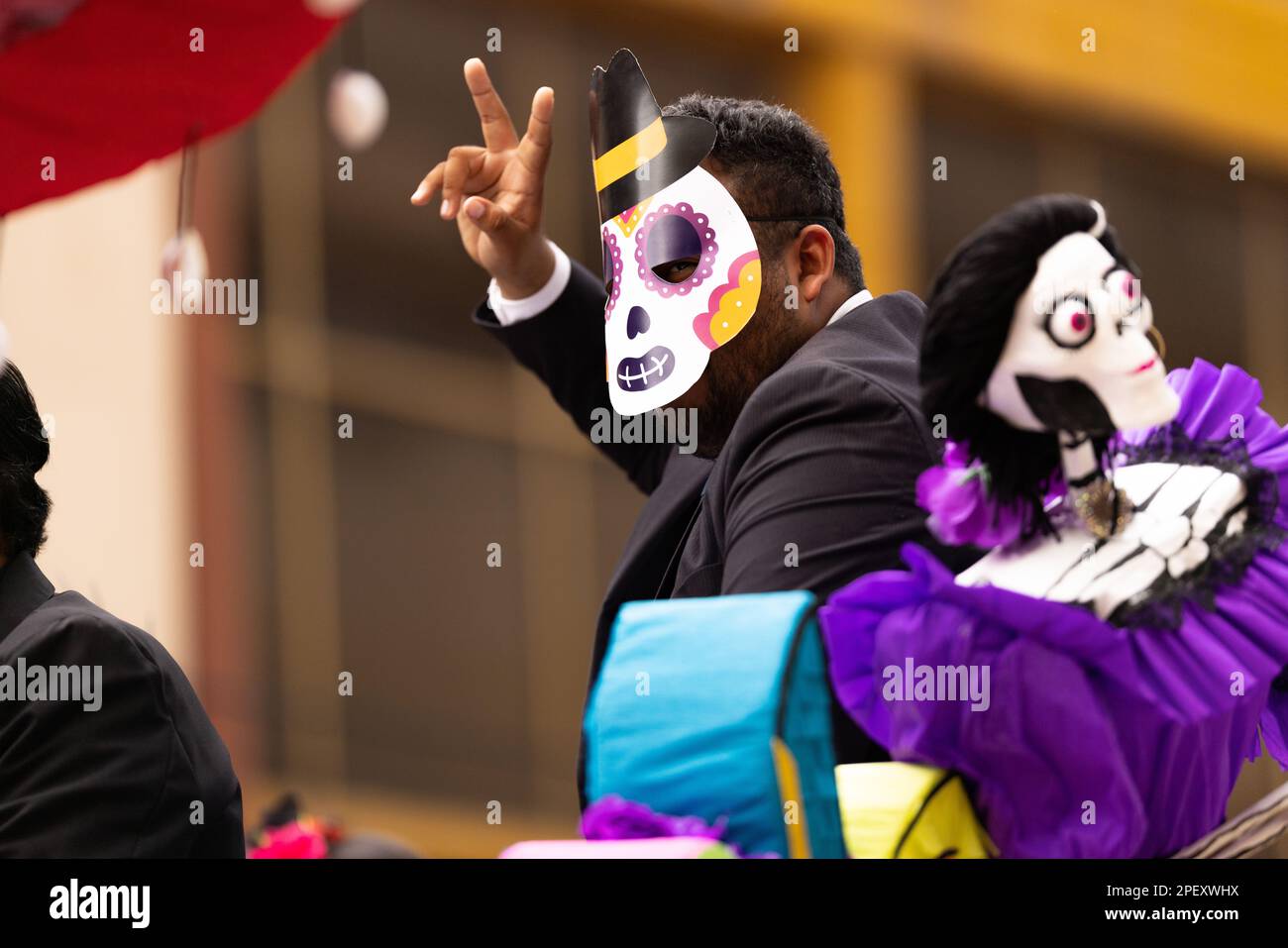 Matamoros, Tamaulipas, Messico - 1 novembre 2022: Dia de los Muertos Parade, studenti che indossano maschere facciali a bordo di un galleggiante Foto Stock