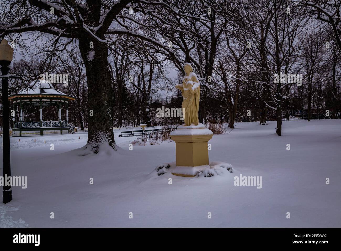 La Statua Ceres, dea dell'agricoltura, delle colture di grano e della fertilità in Halifax Public Gardens National Historic Site of Canada nel profondo dell'inverno Foto Stock