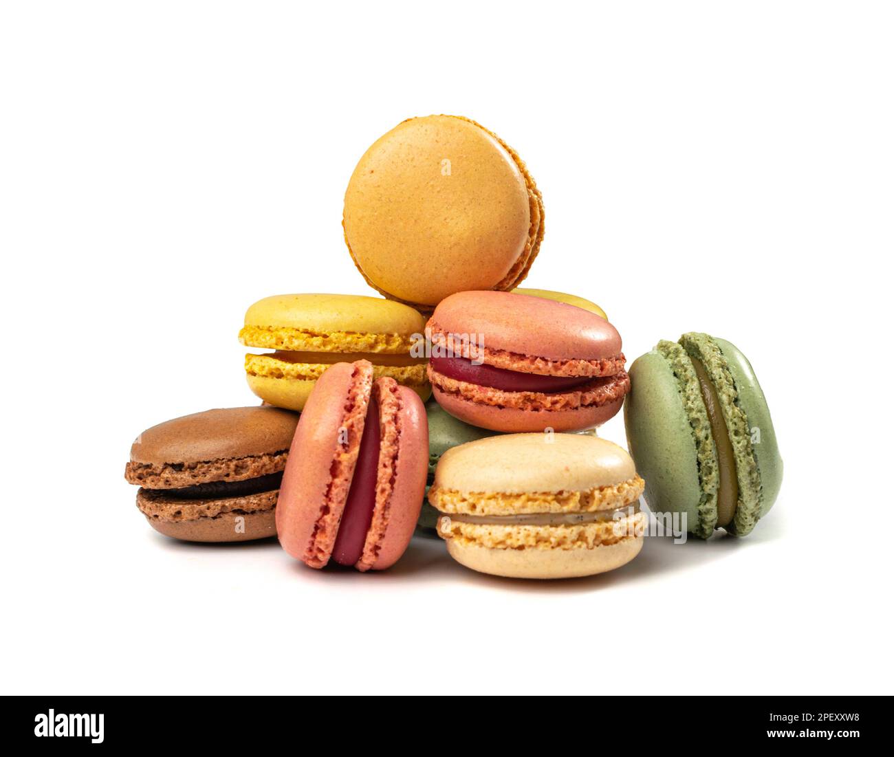Torta al macaron isolata, biscotti al macarone, meringa alle mandorle,  amaretti dolci, dessert francese colorato su sfondo bianco Foto stock -  Alamy