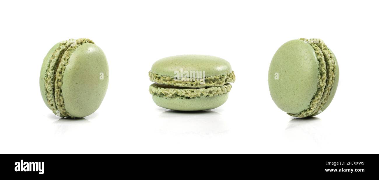 Torta di macaron verde isolata, biscotto di macarone, meringa di mandorle, amaretti dolci, dessert francese colorato su sfondo bianco Foto Stock