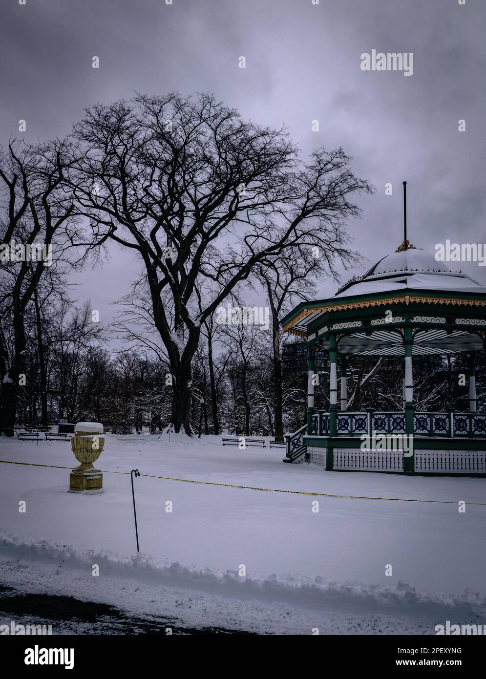 Il Bandstand nei Giardini pubblici di Halifax, sito storico nazionale del Canada, nel profondo dell'inverno Foto Stock