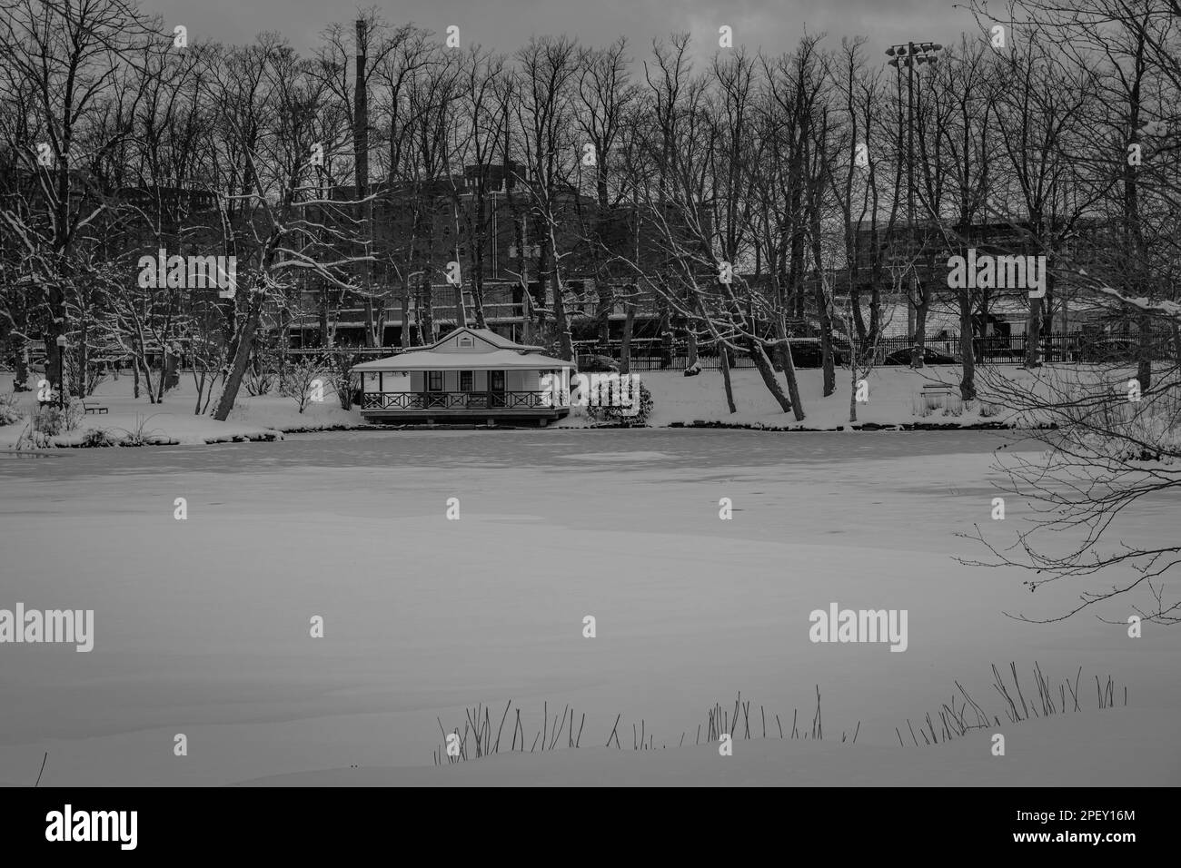 La casa degli uccelli acquatici con tetto basso e patio costruito su Griffin's Pond Halifax Public Gardens National Historic Site of Canada Foto Stock