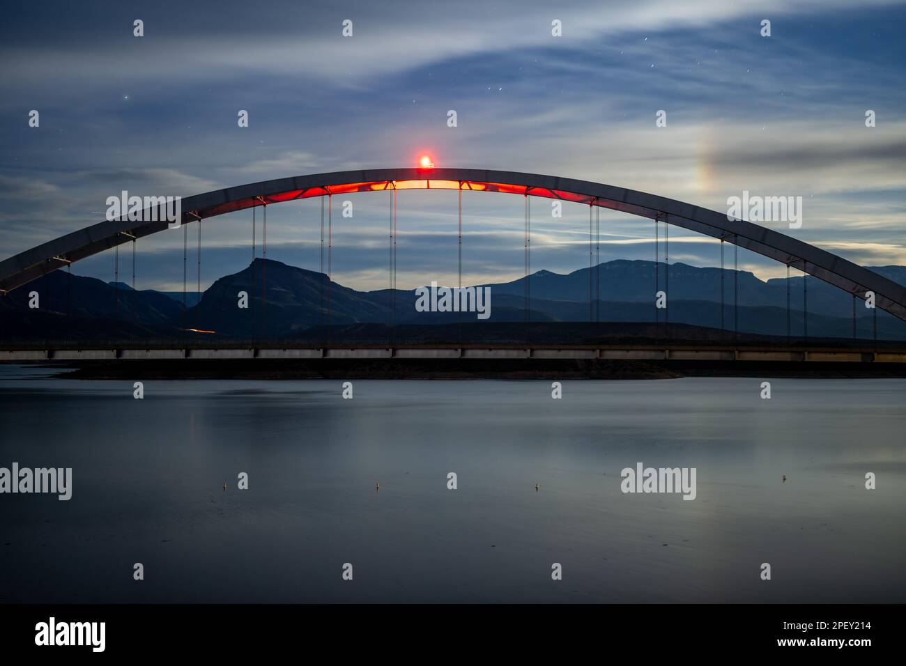 Una bella scena notturna del Theodore Roosevelt Lake Bridge illuminata da una luce brillante Foto Stock