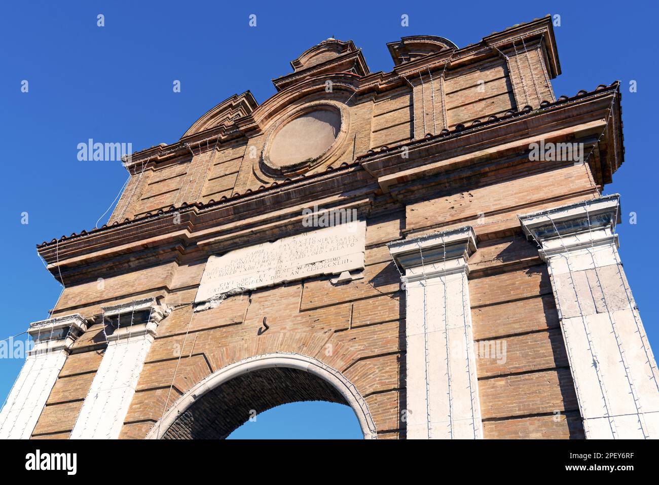 Porta Schiavonìa è l'unica porta a sinistra delle mura di Forlì. Si trova all'ingresso nord della città lungo la Via Emilia. Porta Schiavonia Foto Stock