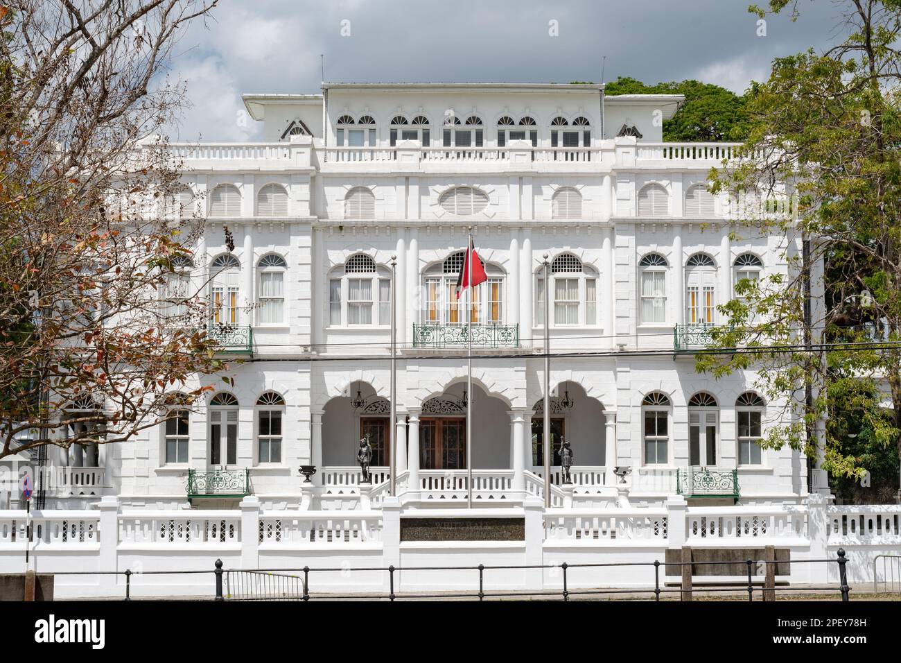 Antica architettura vintage dell'edificio Whitehall situato nella fila dei magnifici sette nel Porto di Spagna, Trinidad. Foto Stock