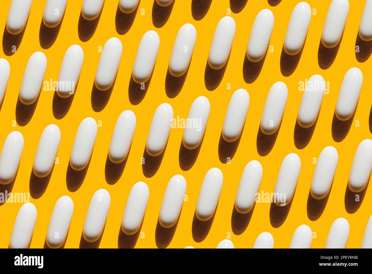 Pop Art Pattern Vitamina in pillole bianche capsula di calcio isolato su sfondo giallo, prendendo integratori alimentari e vitamine Foto Stock