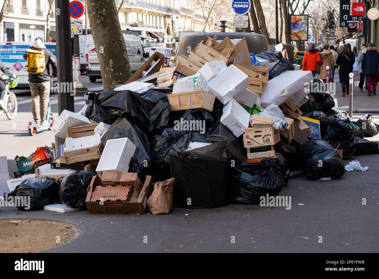 Bidoni della spazzatura overfull a Parigi durante lo sciopero binmen del 2023 marzo Foto Stock