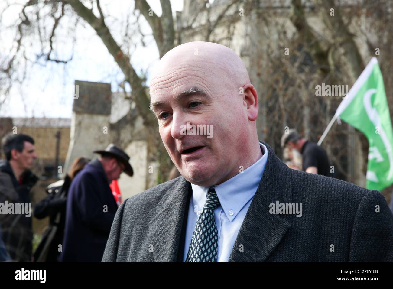 Londra, Regno Unito. 14th Mar, 2023. Mick Lynch, Segretario generale dell'Unione nazionale dei lavoratori ferroviari, marittimi e dei trasporti a Westminster, mentre i lavoratori ferroviari continuano la loro azione di sciopero sulle condizioni salariali e di lavoro. Ulteriori scioperi sono previsti per questo mese. Credit: SOPA Images Limited/Alamy Live News Foto Stock