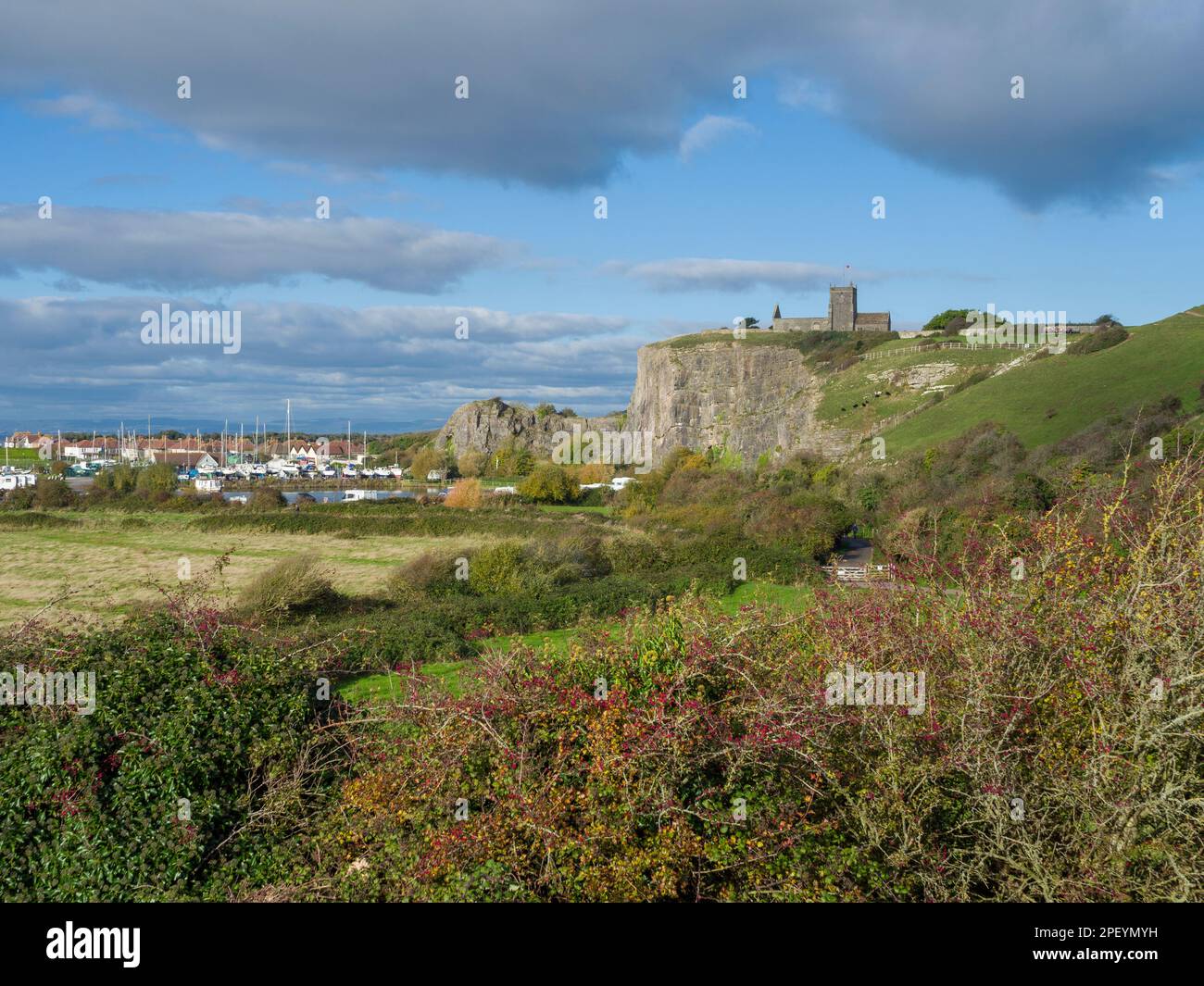 La Vecchia Chiesa di San Nicola sulla cima del sito di interesse scientifico di Uphill Cliff, che si affaccia su Uphill Marina, North Somerset, Inghilterra. Foto Stock