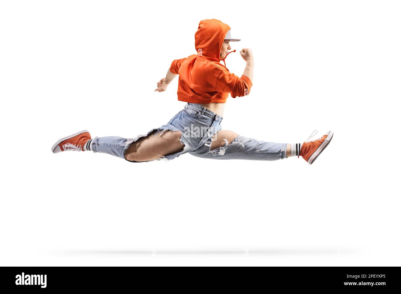 Ballerina di strada femminile che esegue un salto separato isolato su sfondo bianco Foto Stock