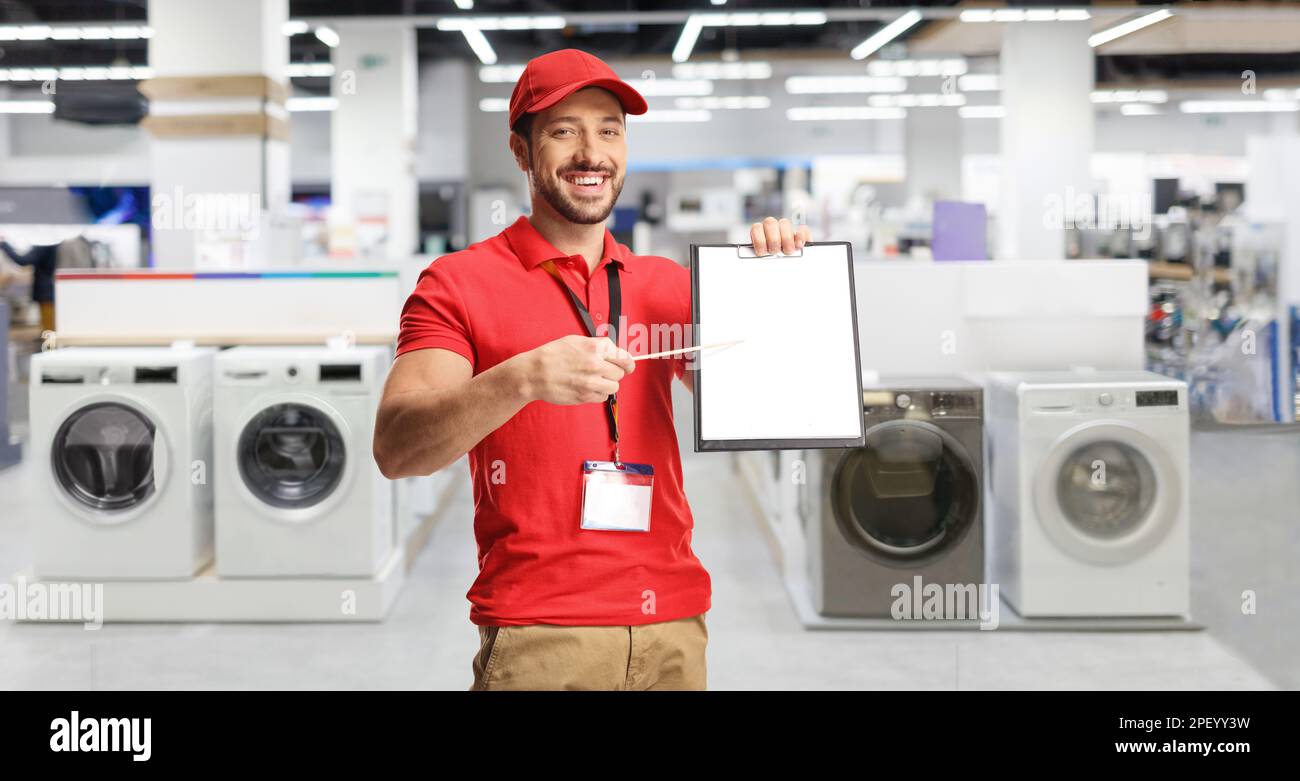 Appliance Store Manager indica un documento cartaceo all'interno di un negozio Foto Stock