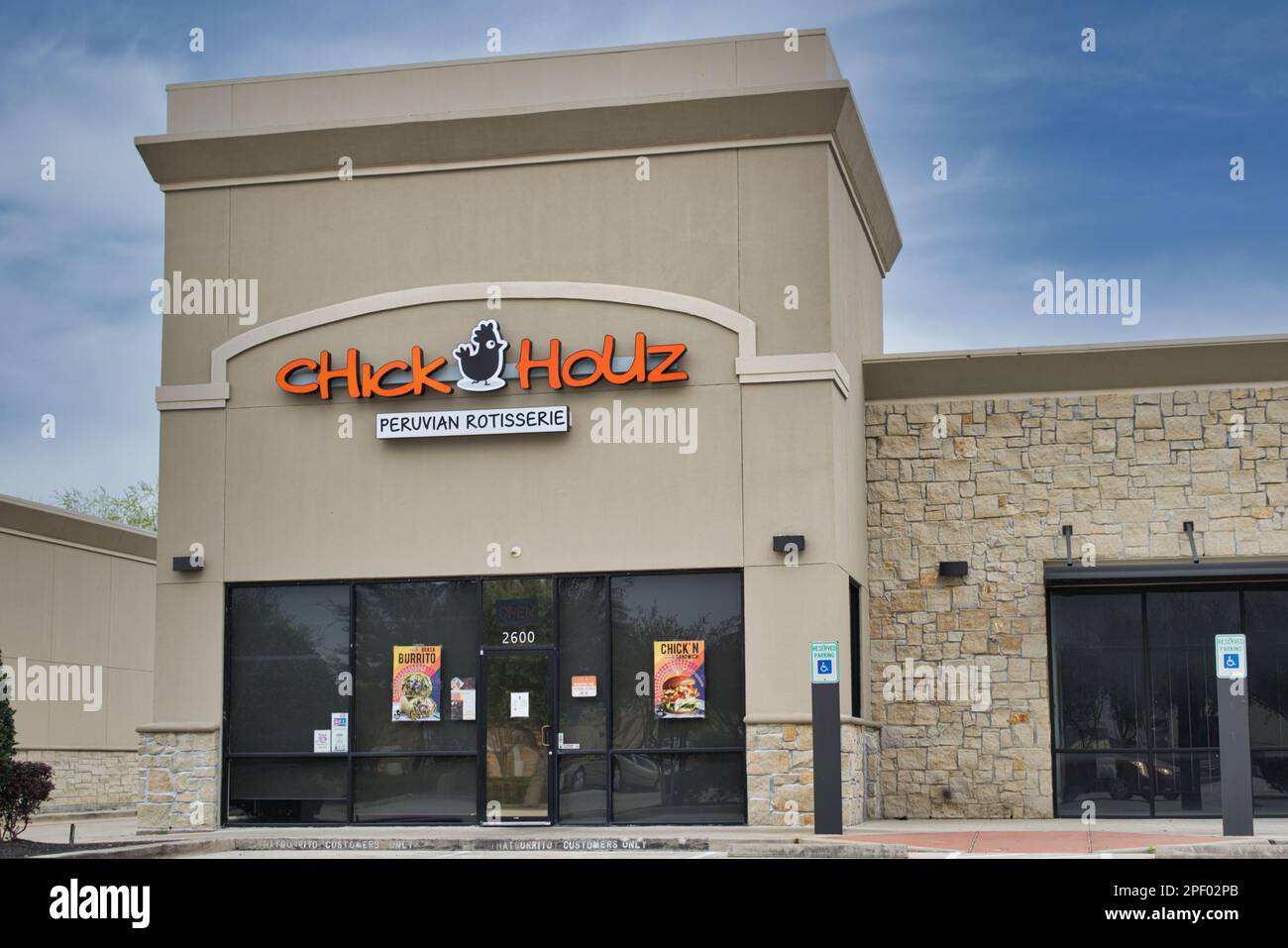Humble, Texas USA 02-26-2023: Chick Houz Peruvian Rotisserie business Storefront esterno in Humble, TX. Locale cibo e bevande al dettaglio stabilimento. Foto Stock