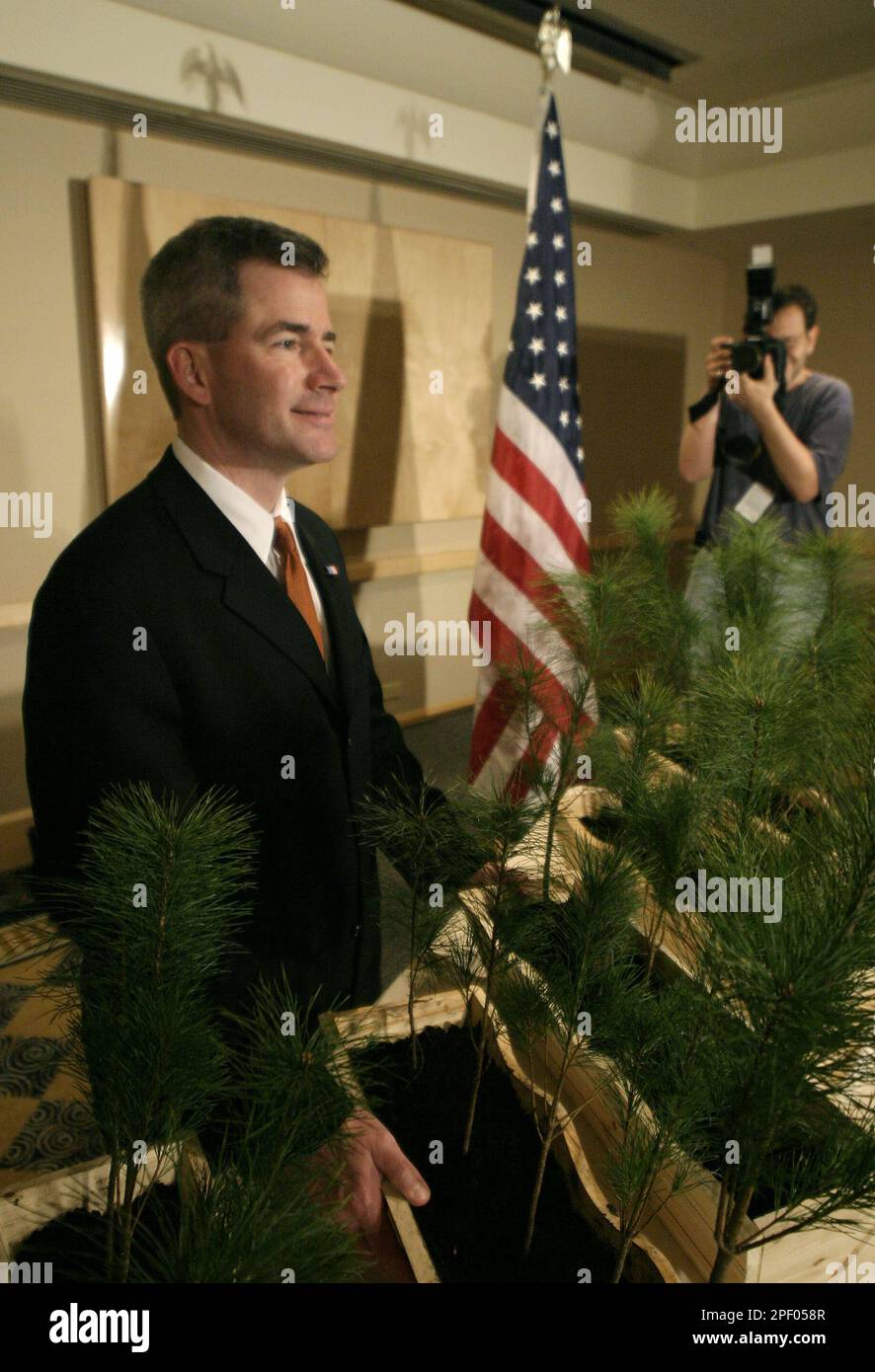 Republican U.S. Senate candidate Howard Mills displays a sample of trees at a news conference in New York, Sunday, May 2, 2004. Mills announced that his campaign will plant 25 trees to ``replace the trees killed last year to print Chuck Schumer's press releases'' Sen. Charles Schumer. D-N.Y., has been criticized for his excess use of press releases. (AP Photo/John Marshall Mantel) Foto Stock