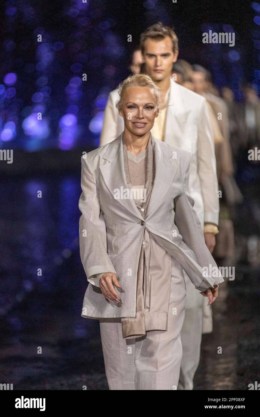 Miami, Stati Uniti. 15th Mar, 2023. L'attrice Pamela Anderson cammina sulla pista alla sfilata di moda Hugo Boss durante la Primavera Estate 2023 Collection a Miami, Florida, il 15 2023 marzo. (Foto di Jonas Gustavsson/Sipa USA) Credit: Sipa USA/Alamy Live News Foto Stock