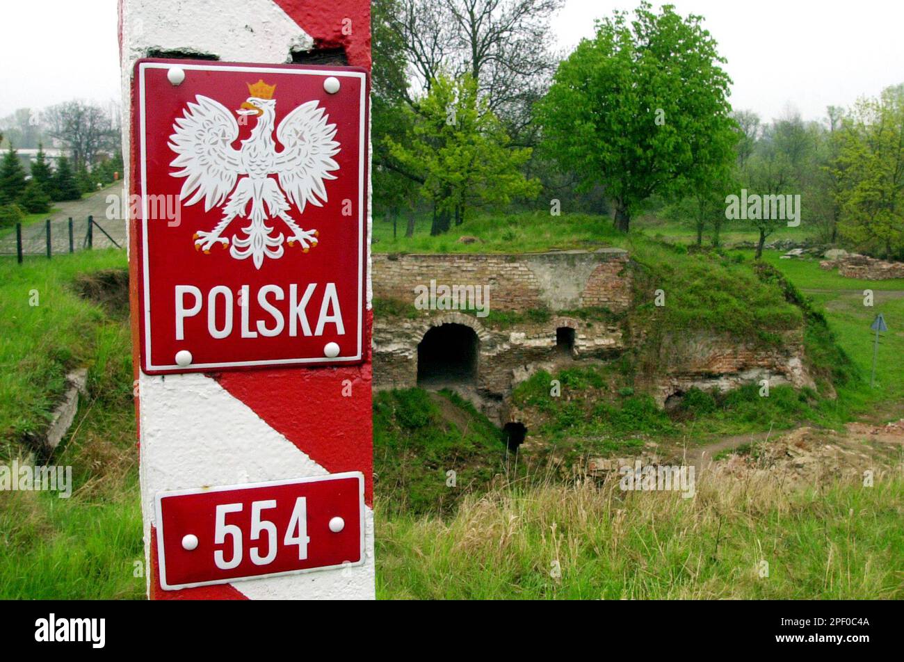 Ein Polnischer Grenzpfahl Steht Im Ruinenfeld Der Kuestriner Altstadt 
