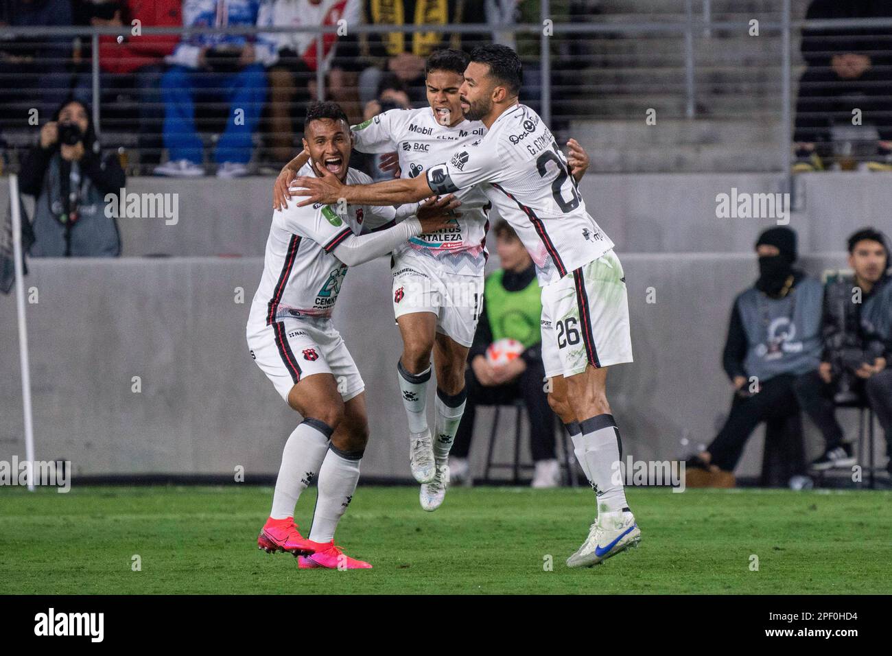 Il centrocampista Alajuelense Aaron Suarez (10) celebra un gol con il centrocampista Alexander Lopez (11) e il difensore Giancarlo Gonzalez (26) durante un CONCACAF Foto Stock