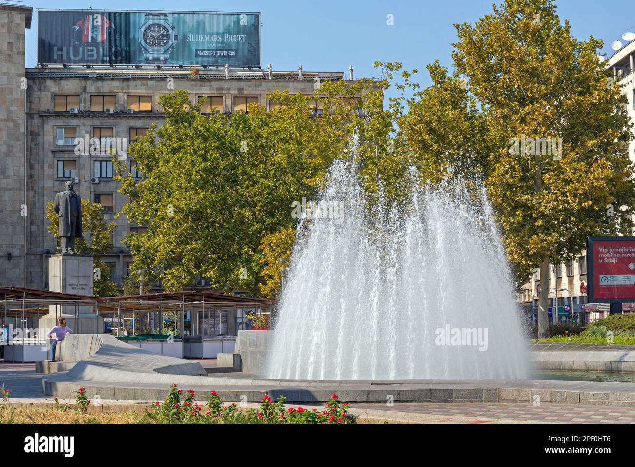 Belgrado, Serbia - 06 agosto 2017: Monumento e fontana d'acqua in Piazza Nikola Pasic Estate giorno capitale. Foto Stock
