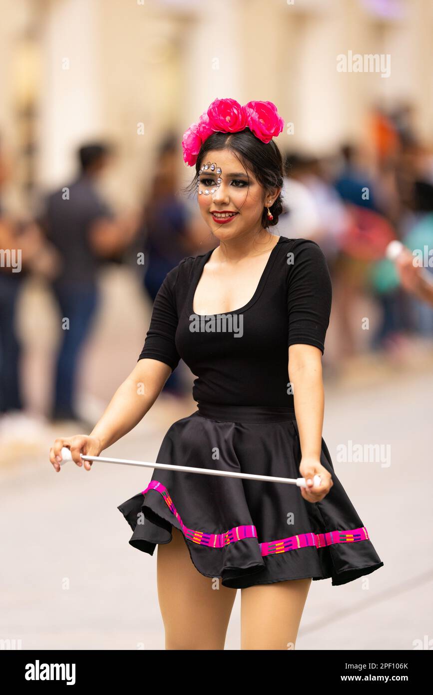 Matamoros, Tamaulipas, Messico - 1 novembre 2022: Dia de los Muertos Parade, i Cheerleaders della High School Ricardo Flores Magon che si esibiscono alla sfilata Foto Stock