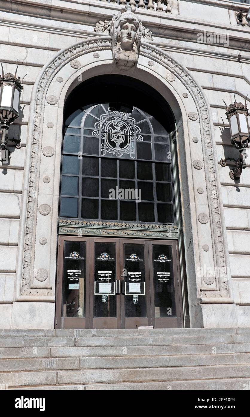 La Cleveland Public Library Main Branch entra in Superior Avenue nel centro di Cleveland, Ohio, USA il 26 febbraio 2023. Foto Stock