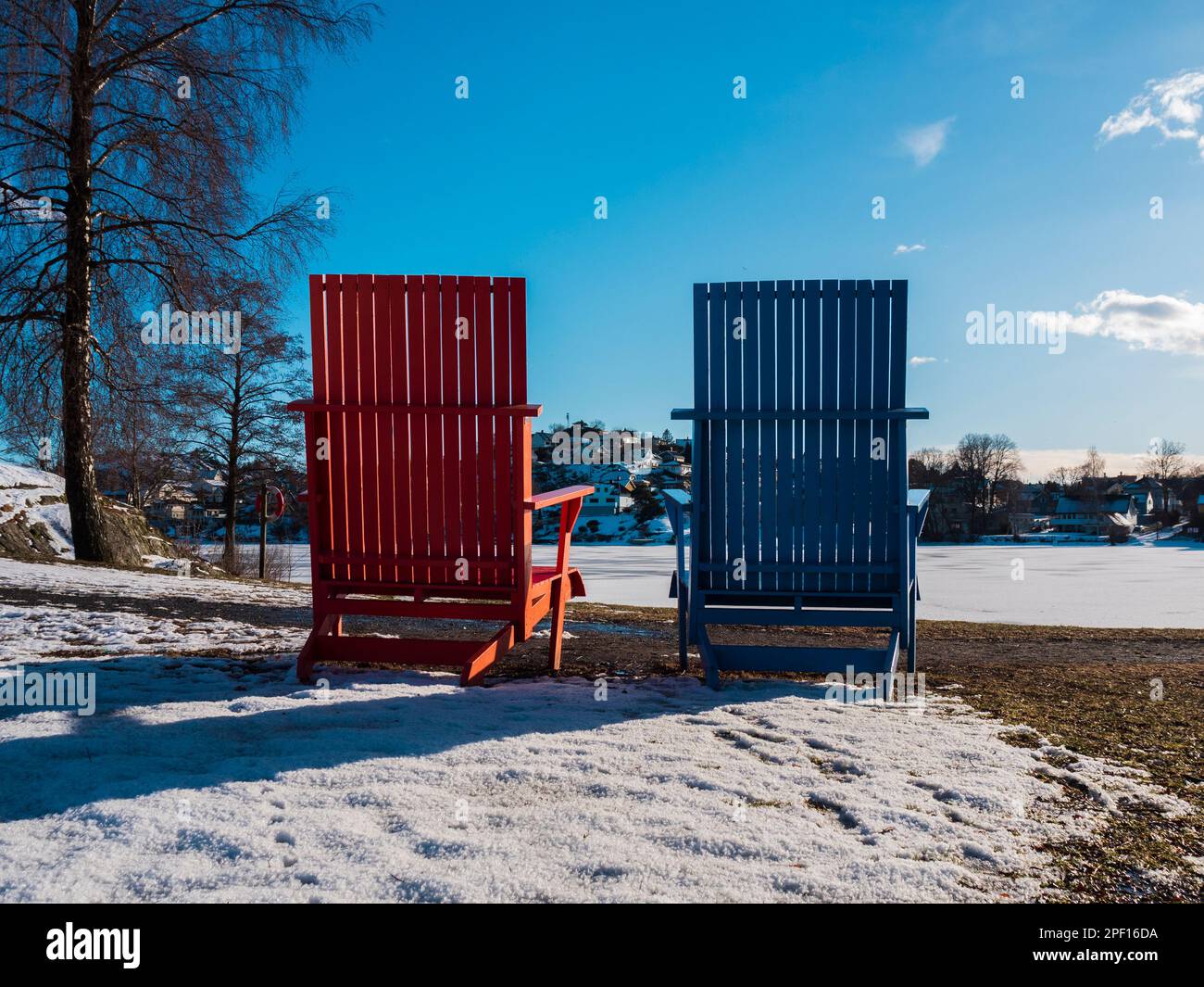 Foto di due grandi sedie in clima freddo a Nesparken a Moss, Norvegia - Primavera, 2023. Foto Stock