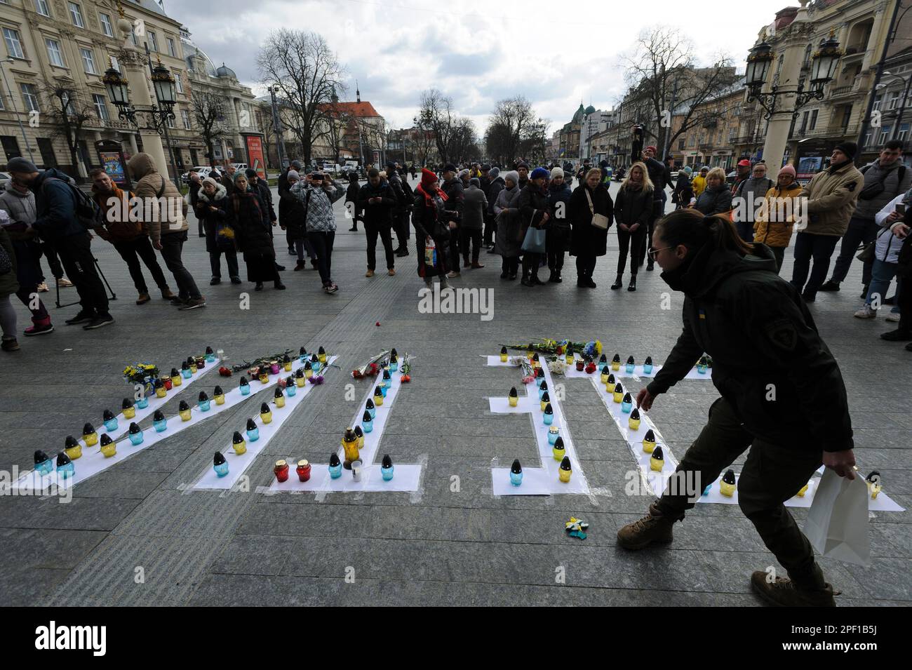 Lviv, Ucraina, 16/03/2023, le persone si riuniscono a lume di candela, vicino al Teatro dell'Opera, mentre onorano i morti. I russi hanno sparato un attacco aereo sull'edificio del teatro a Mariupol, dove erano presenti più di 1.000 civili. A causa di questa tragedia, molte persone sono morte, compresi i bambini. Per onorare la memoria dei morti e sostenere il popolo di Mariupol, molte città ucraine stanno compiendo azioni pacifiche sotto il nome di 'DOVE SEI?. La Russia ha invaso l'Ucraina il 24 febbraio 2022, scatenando il più grande attacco militare in Europa dalla seconda guerra mondiale Foto Stock