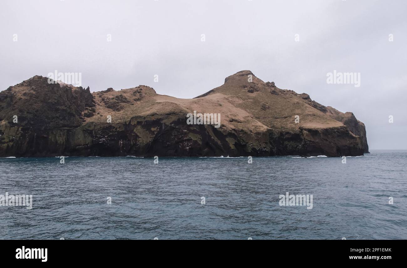 Vista sul mare dell'isola di Vestmannaeyjar, Islanda. Foto paesaggistica del nord con colori tenui Foto Stock