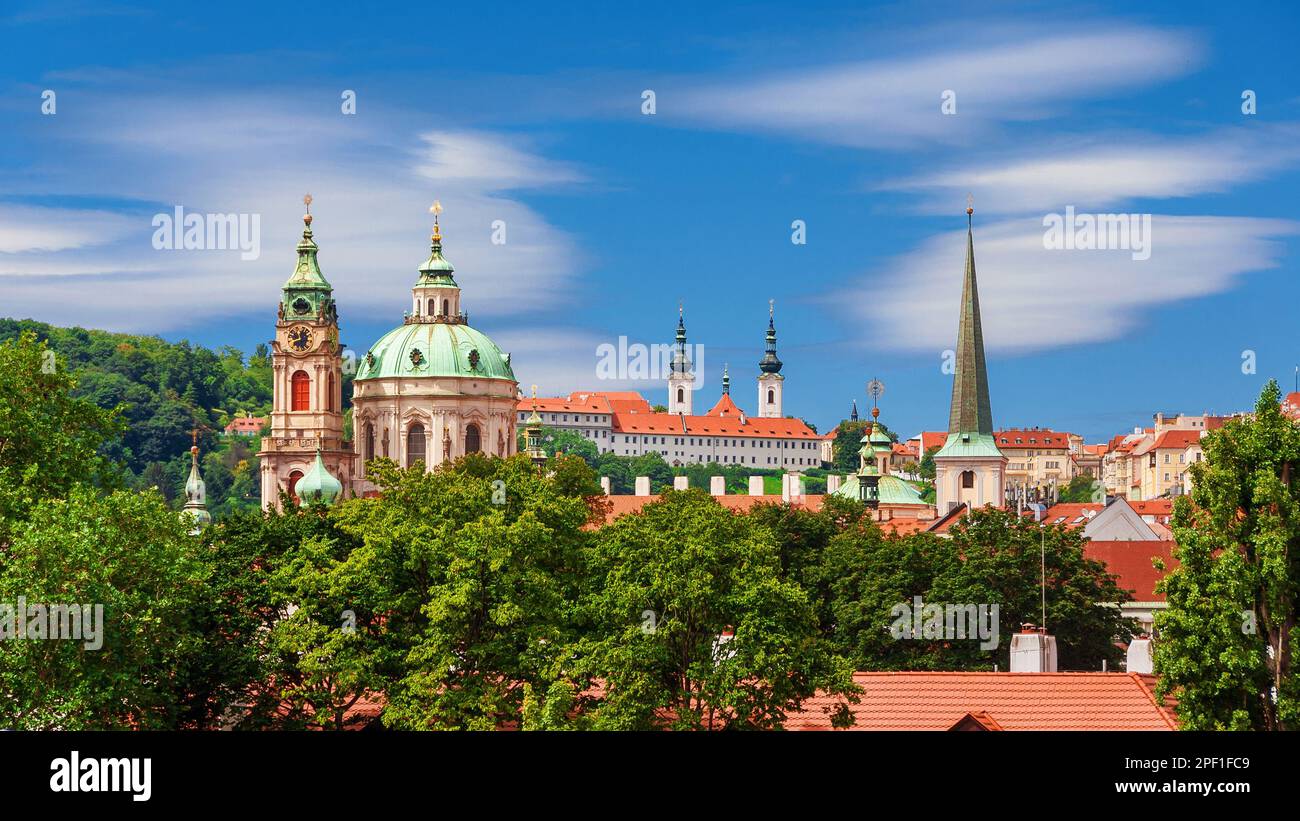 Centro storico di Praga vecchio skyline con Chiesa di San Nicola bella cupola barocca e torre dell'orologio tra gli alberi Foto Stock