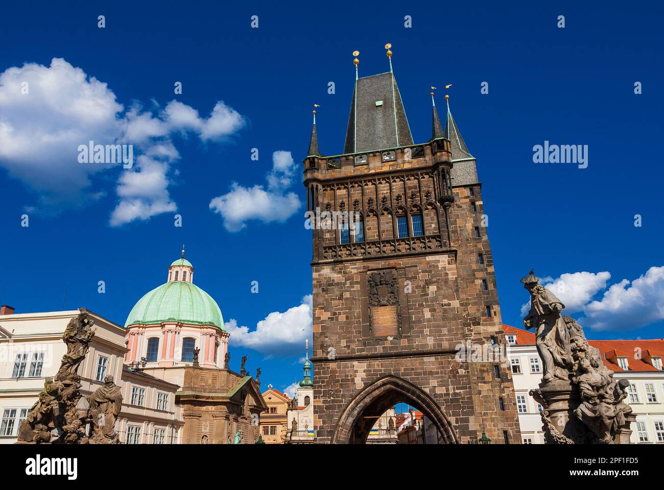 Centro storico di Praga architetture bellissime con il Ponte Carlo statue barocche, la torre medievale del Ponte della Città Vecchia e la chiesa di San Francesco d'Assisi Chu Foto Stock
