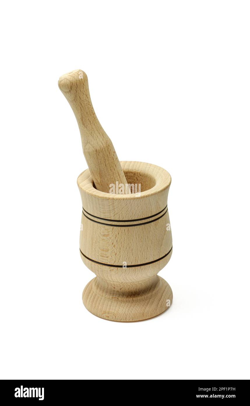 Pestello in legno da cucina macinato utensile isolato su sfondo bianco. Attrezzatura tradizionale di miscelazione dell'erba Foto Stock