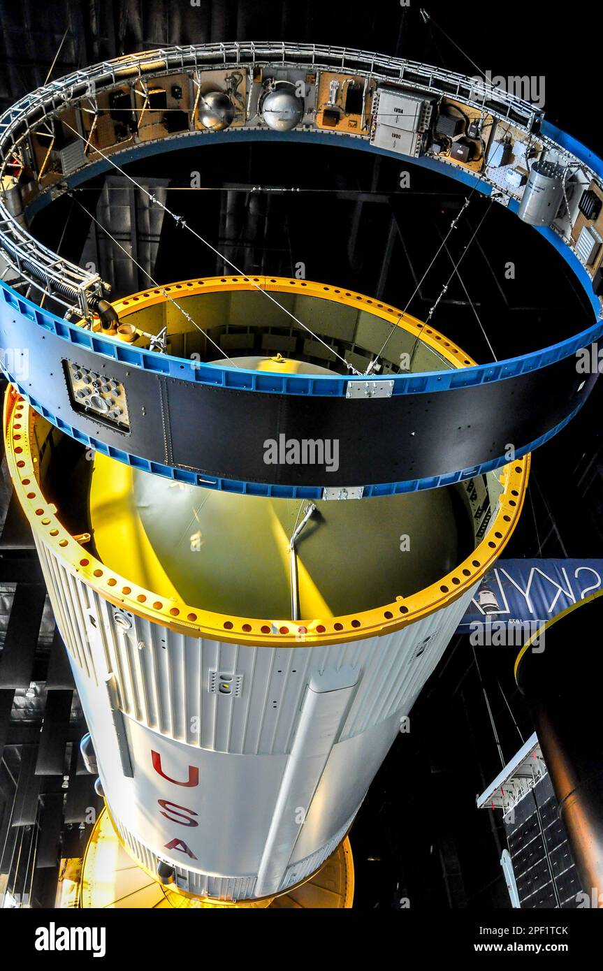 Parte del razzo Saturno V in esposizione negli Stati Uniti Space and Rocket Center a Huntsville, Alabama. I visitatori possono camminare sotto l'enorme display. Foto Stock