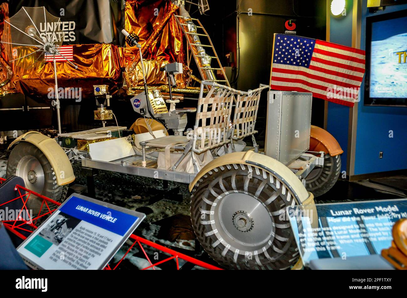 Una replica Lunar Rover Vehicle (LRV) con pneumatici a filo armonico elastici negli Stati Uniti Space & Rocket Center a Huntsville, Alabama. Foto Stock